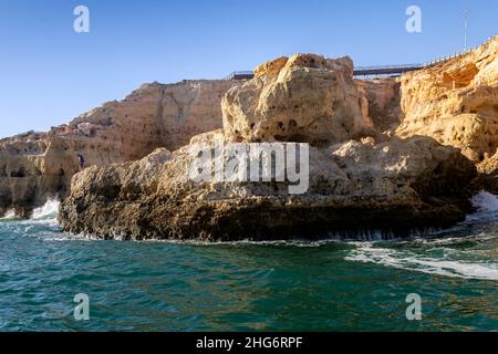 Zielregion Algarve, Klippen und Sete Vales Suspensos, was sieben hängende Täler bedeutet, Trekking-Kurs auf der Spitze, die Wanderung über 5,7 km folgt einem Stockfoto