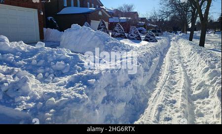 Der Fußweg und die Auffahrt sind in Kanada für ein Wetter- oder Schneesturm-Konzept mit tiefweißem Schnee bedeckt. Stockfoto