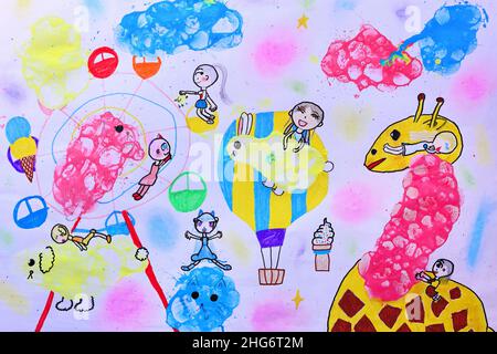 Kinderhandzeichnung auf Papier, aufgenommen mit Digitalkamera und in JPEG-Bild umgewandelt Stockfoto