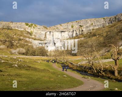 Malham Cove ist eine riesige, geschwungene, Amphitheater-förmige Felsformation aus Kalkstein. Die senkrechte Seite der Klippe ist etwa 260 Meter hoch. Stockfoto