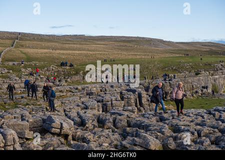 Malham Cove ist eine riesige, geschwungene, Amphitheater-förmige Felsformation aus Kalkstein. Die senkrechte Seite der Klippe ist etwa 260 Meter hoch. Stockfoto