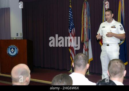 Shane T. McCoy spricht eine Abschlussklasse an. Stockfoto