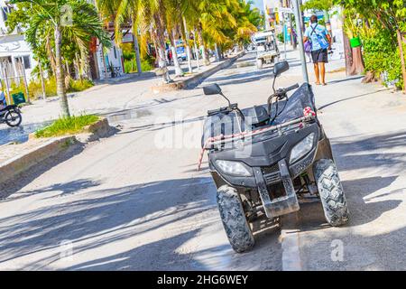 Holbox Mexiko 21. Dezember 2021 Quad-Buggy auf schlammiger Straße im Dorf auf Holbox Island Mexico. Stockfoto