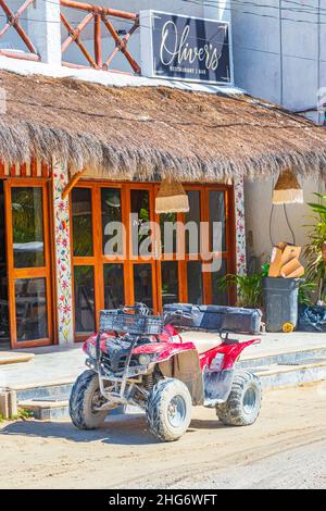 Holbox Mexiko 21. Dezember 2021 Quad-Buggy auf schlammiger Straße im Dorf auf Holbox Island Mexico. Stockfoto