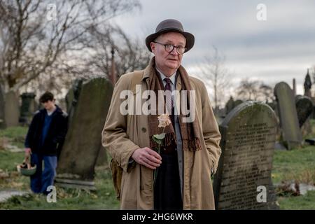 VERÖFFENTLICHUNGSDATUM: 25. März 2022. TITEL: Der Herzog. STUDIO: Sony Pictures Classics. REGIE: Roger Michell. GRUNDSTÜCK: 1961 stiehlt Kempton Bunton, ein 60-jähriger Taxifahrer, Goyas Porträt des Herzogs von Wellington aus der National Gallery in London. MIT Jim BROADBENT als Kempton Bunton. (Bild: © Sony Picics Classics/Entertainment Picics) Stockfoto