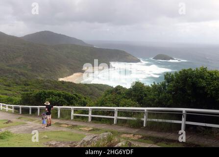 Blick nach Norden entlang der stürmischen Küste von hat Head, in der Nähe von Southwest Rocks, New South Wales, Australien. Nein, MR Stockfoto