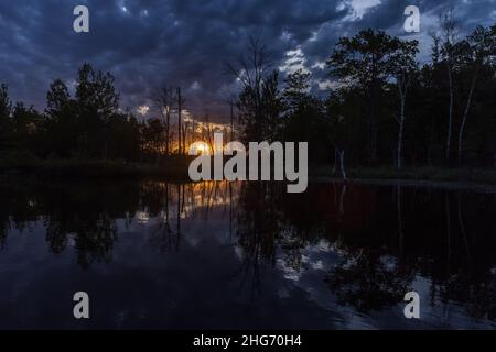 Sonnenaufgang auf einem Wildnissee im Norden von Wisconsin. Stockfoto