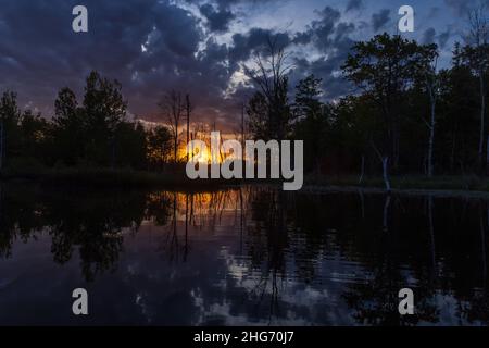 Sonnenaufgang auf einem Wildnissee im Norden von Wisconsin. Stockfoto