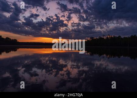 Sonnenaufgang auf einem Wildnissee im Norden von Wisconsin. Stockfoto