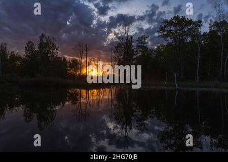 Sonnenaufgang auf einem Wildnissee im Norden von Wisconsin. Stockfoto