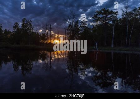 Sonnenaufgang auf einem Wildnissee im Norden von Wisconsin. Stockfoto