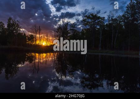 Sonnenaufgang auf einem Wildnissee im Norden von Wisconsin. Stockfoto