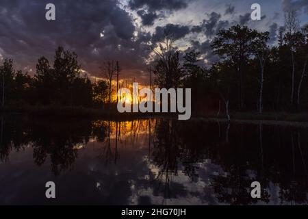 Sonnenaufgang auf einem Wildnissee im Norden von Wisconsin. Stockfoto