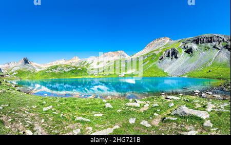 Panoramablick auf den schönen Eissee in der Nähe von Silverton, Colorado auf felsigen Berggipfel und Panorama Reflexion der Sommerlandschaft mit niemand und grün Stockfoto