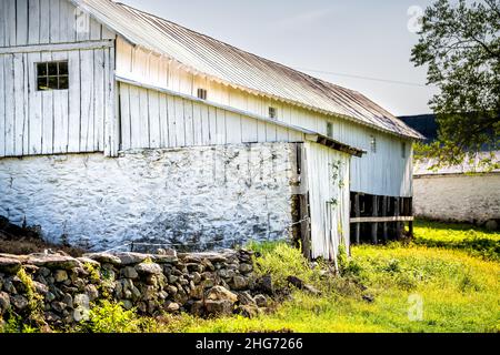 Ländliche Landschaft in Virginia mit Holz alten Vintage heruntergekommenen historischen weißen Bauernhaus Haus Gebäude auf Bauernhof mit Steinkeller auf Schuppen und Nobo Stockfoto