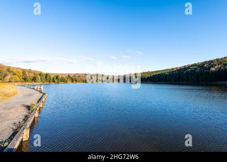 Panoramablick auf das blaue Wasser Fichte Knob Lake im Canaan Valley Appalachen Berge in West Virginia Sonnenuntergang in Monongahela National Forest Herbst fal Stockfoto