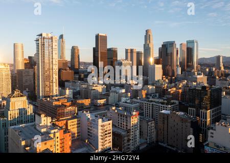 Luftaufnahme der Wolkenkratzer der städtischen Innenstadt von Los Angeles aus dem Süden Stockfoto