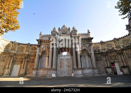 Der Dolmabahçe-Palast ist der ehemalige Sultanspalast in Istanbul, Türkei. Stockfoto