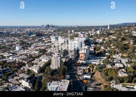 Luftaufnahme von West Hollywood, dem Sunset Strip und Los Angeles an einem klaren Tag aus der Luft Stockfoto