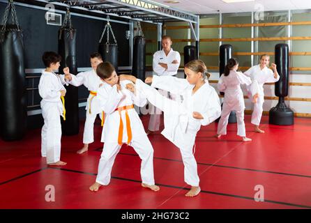 Kinder beim Karate-Training im Fitnessstudio Stockfoto