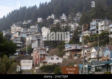 Küstenhäuser mit Blick auf den Pazifik in Oceanside, Oregon, gesehen am Sonntag, 16. Januar 2022. Tsunami-Bedrohungen entlang der Pazifikküste ausgelöst durch eine... Stockfoto