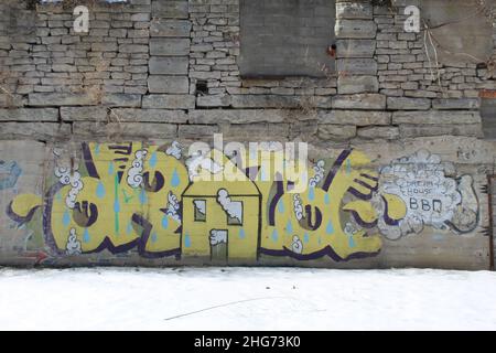 Graffiti an einer Wand am Dequindre Cut Greenway im Winter in Detroit Stockfoto