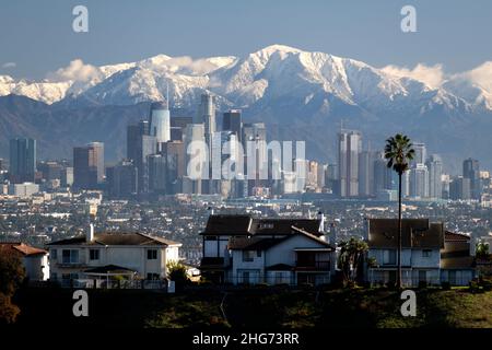 Schneebedeckte Gipfel der San Gabriel Mountains hinter der Skyline der Innenstadt von Los Angeles an einem klaren Tag Stockfoto