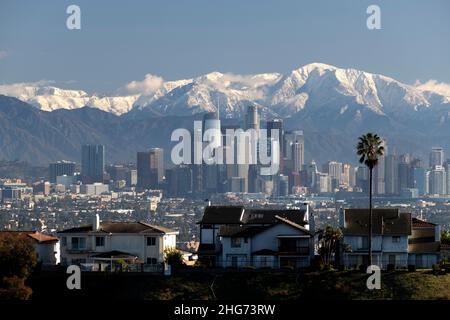 Schneebedeckte Gipfel der San Gabriel Mountains hinter der Skyline der Innenstadt von Los Angeles an einem klaren Tag Stockfoto