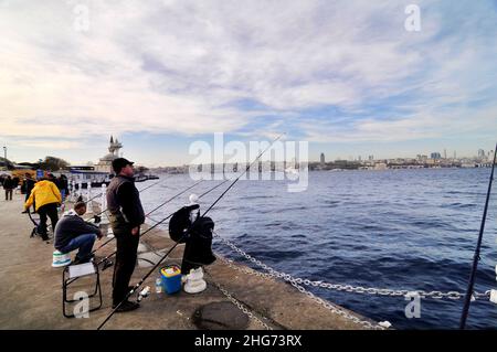 Türkische Männer fischen von der Uferpromenade der Uskudar-Küste entlang der Bosporus-Meerenge auf der asiatischen Seite Istanbuls, Türkei. Stockfoto