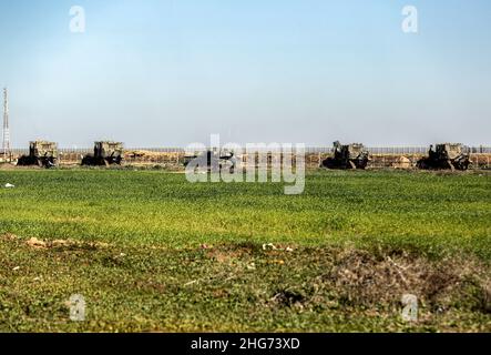 Gaza, Palästina. 18th Januar 2022. Israelische Militärfahrzeuge bewegen sich innerhalb der palästinensischen Gebiete im Grenzstreifen in der Stadt Khuza'a, östlich von Khan Yunis im südlichen Gazastreifen. Kredit: SOPA Images Limited/Alamy Live Nachrichten Stockfoto