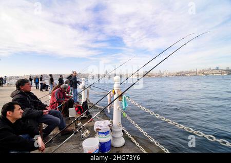 Türkische Männer fischen von der Uferpromenade der Uskudar-Küste entlang der Bosporus-Meerenge auf der asiatischen Seite Istanbuls, Türkei. Stockfoto