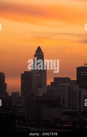 Ikonische Aussicht auf das Rathaus von Los Angeles bei Sonnenuntergang Stockfoto