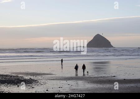 Besucher des Oceanside Beach in Oregon am Sonntag, dem 16. Januar 2022, nachdem ein Tsunami-Hinweis, ausgelöst durch den Vulkanausbruch Tonga, aufgehoben wurde. Stockfoto