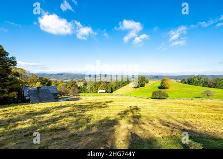 Hochwinkelansicht der ländlichen Landschaft Bauernhof sanfte Hügel Herbst Saison Laub Berge pastorale Landschaft in Highland County Virginia mit Schuppen Stockfoto