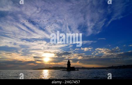 Ein romantischer Sonnenuntergang über der Blauen Moschee von der asiatischen Seite Istanbuls aus gesehen. Stockfoto