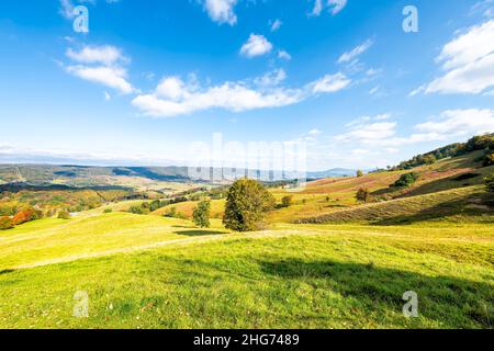 Weitwinkel Panoramablick auf die ländliche Landschaft Bauernhof sanfte Hügel fallen Herbstbäume in Appalachen Allegheny Berge pastorale Landschaft in Highland Stockfoto