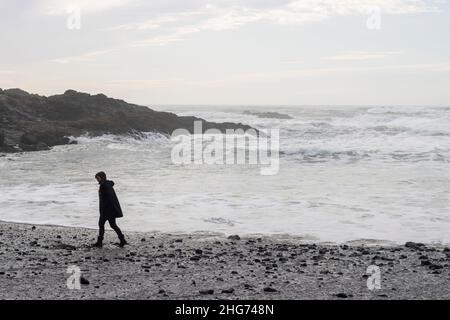 Eine Frau geht am Sonntag, dem 16. Januar 2022, auf dem Short Beach in Oregon, nachdem ein Tsunami-Hinweis, ausgelöst durch den Vulkanausbruch Tonga, aufgehoben wurde. Stockfoto