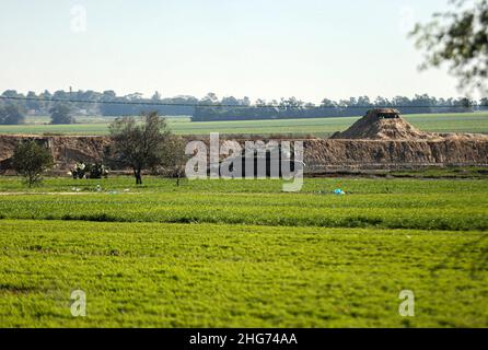 Gaza, Palästina. 18th Januar 2022. An der Grenze in Khuza'a, östlich von Khan Yunis, südlich des Gazastreifens, fuhr ein israelischer Panzer durch die palästinensischen Gebiete. (Foto von Yousef Masoud/SOPA Images/Sipa USA) Quelle: SIPA USA/Alamy Live News Stockfoto