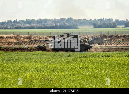 Gaza, Palästina. 18th Januar 2022. An der Grenze in Khuza'a, östlich von Khan Yunis, südlich des Gazastreifens, fuhr ein israelischer Panzer durch die palästinensischen Gebiete. (Foto von Yousef Masoud/SOPA Images/Sipa USA) Quelle: SIPA USA/Alamy Live News Stockfoto