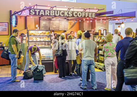 Miami Florida, International Airport MIA, Gate Terminal, Starbucks Coffee Barista Line Gäste anstehen, um Reisende am Schalter zu bestellen Stockfoto