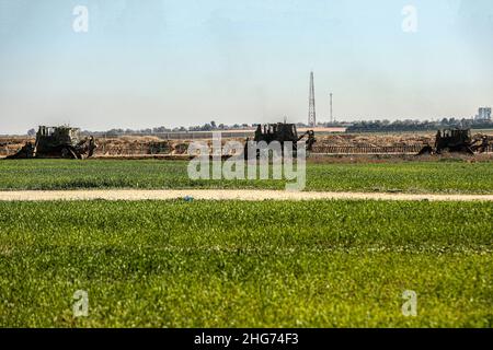 Gaza, Palästina. 18th Januar 2022. Israelische Militärfahrzeuge bewegen sich innerhalb der palästinensischen Gebiete im Grenzstreifen in der Stadt Khuza'a, östlich von Khan Yunis im südlichen Gazastreifen. (Foto von Yousef Masoud/SOPA Images/Sipa USA) Quelle: SIPA USA/Alamy Live News Stockfoto