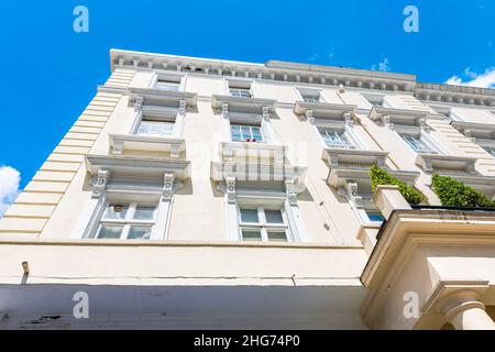 London Viertel Bezirk Pimlico mit alten historischen Gehäuse Wohnung Wohnung flache Fenster Blick auf Gebäudewand Außenfassade mit Stockfoto