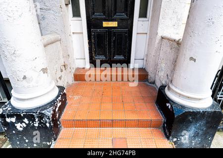 Pimlico, Stadtteil London, Reihenhaus mit Terrassen, weiße Architektursäulen in der Nähe der Eingangstür im alten Vintage-Stil Stockfoto