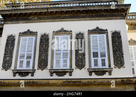 Fensterroste eines Teils des Dolmabahçe-Palastes mit barockem Stil, Istanbul, Türkei. Stockfoto