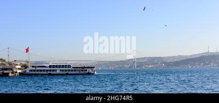 Die bosporus Brücke verbindet Ortaköy in der europäischen Seite von Istanbul mit Beylebeyi auf die asiatische Seite der Stadt. Stockfoto