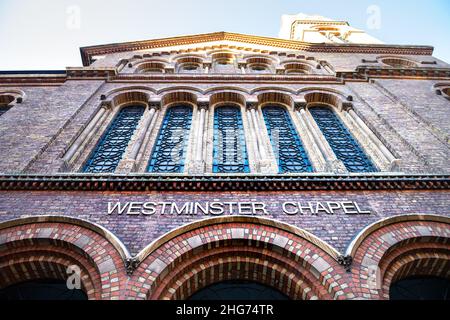 London Westminster Abbey Chapel große Kirchenfassade Außenschild mit Backsteinarchitektur aus tiefem Winkel Blick auf den Himmel mit Fenster Turm und Nobo Stockfoto
