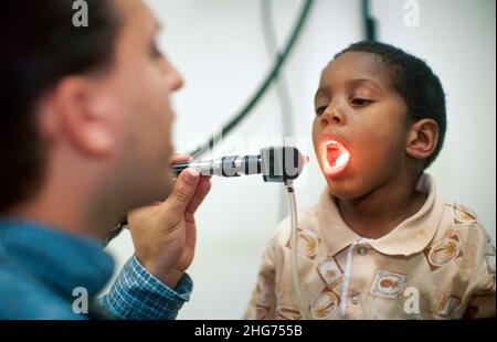 Miami Florida, schwarzafrikanische Afrikaner Minderheit, Erwachsene, Mann Männer männlich, junge Jungen Kind Kinder Kinder jung, bekommt kostenlos medizinische Untersuchung Stockfoto