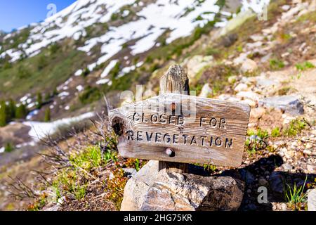 Schild für die Schließung des Pfades wegen Revegetation am Linkins Lake Trail am Independence Pass in felsigen Bergen im Frühsommer in Aspen, Colorado, geschlossen Stockfoto