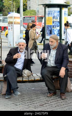 Türkischer Mann trinkt türkischen Tee in Istanbul, Türkei. Stockfoto