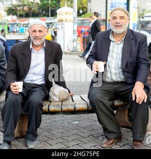 Türkischer Mann trinkt türkischen Tee in Istanbul, Türkei. Stockfoto